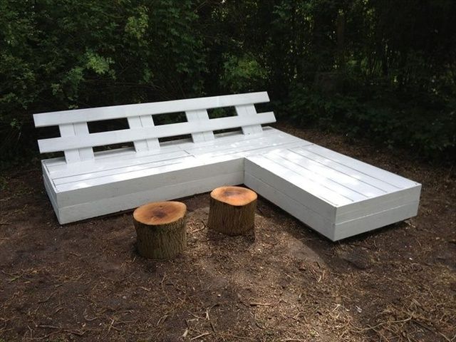 wooden pallet bench.