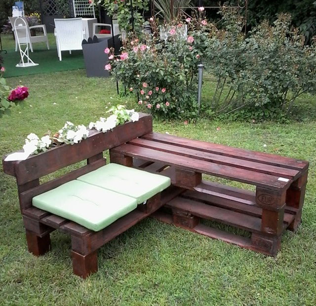 wooden pallet bench.