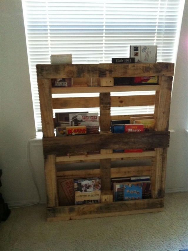 DIY Bookshelf Ideas with Pallet Wood  Pallet Furniture Plans