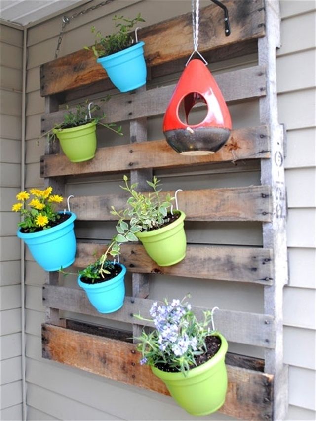 Vertical Gardening out of Recycle Pallets | Pallet Furniture Plans