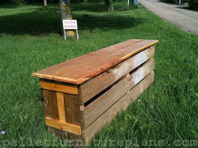 DIY Outdoor Pallet Bench