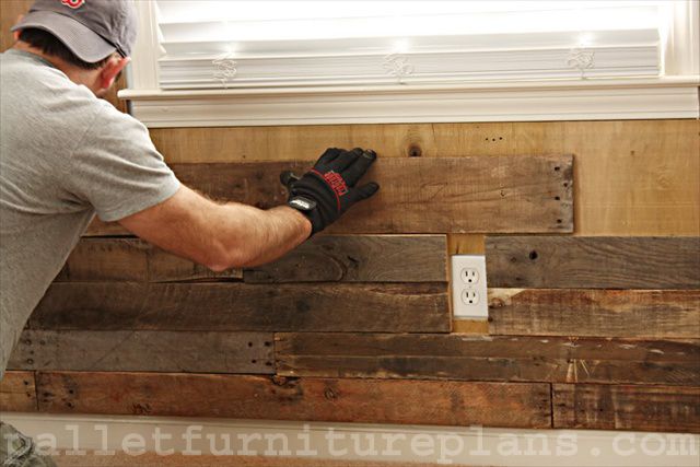 A Great Idea of Pallet Wood Wall | Pallet Furniture Plans