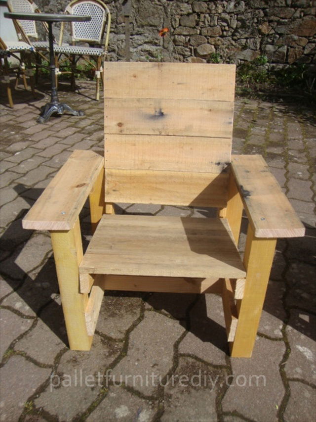 Pallet Armchair for Kids  Pallet Furniture Plans