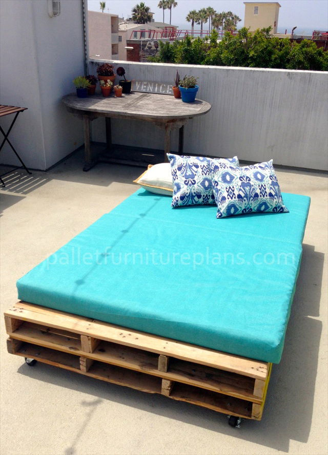 Multipurpose Rolling DIY Pallet Daybed Pallet Furniture 