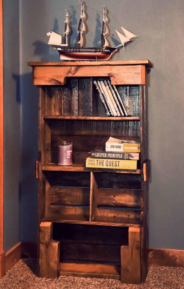 Wooden Pallet Bookshelf DIY | Pallet Furniture Plans