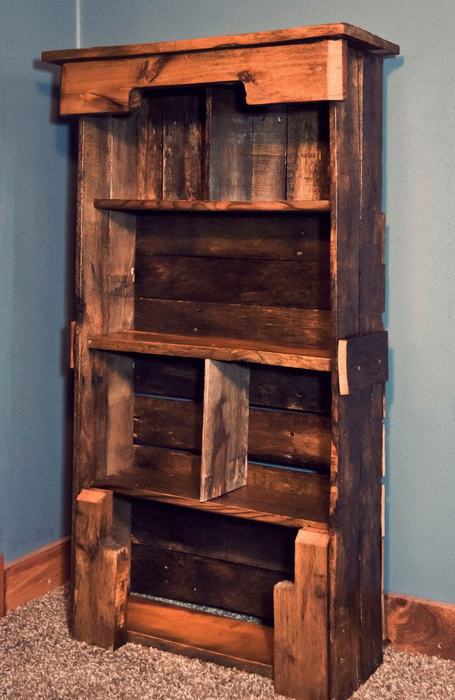 Wooden Pallet Bookshelf DIY