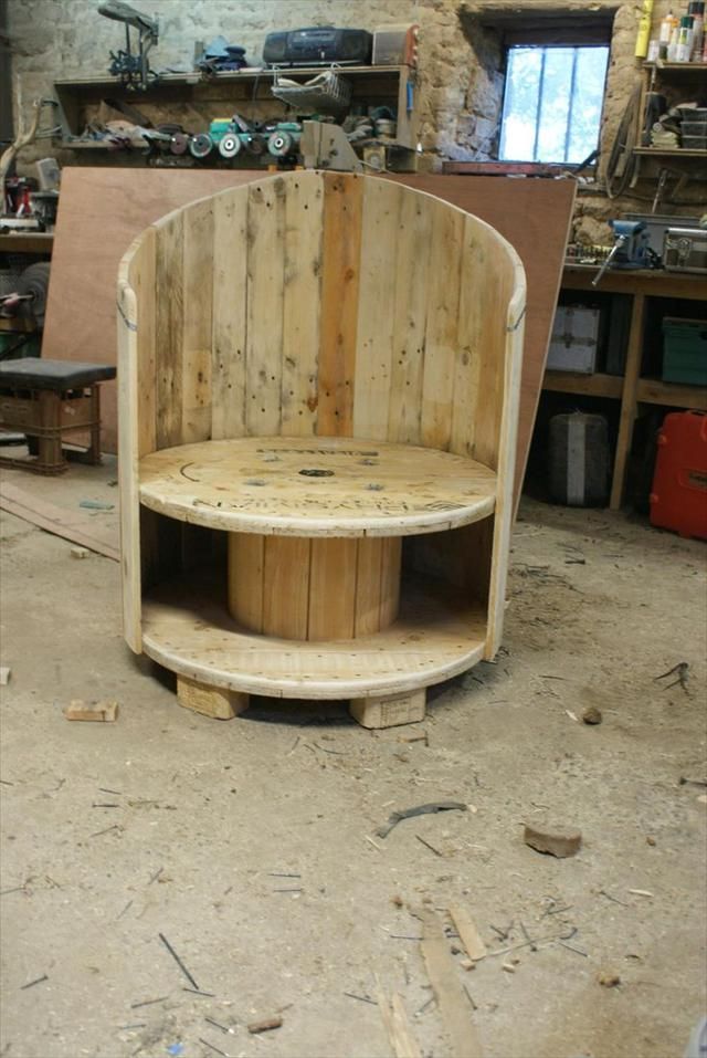 31 DIY Pallet Chair Ideas