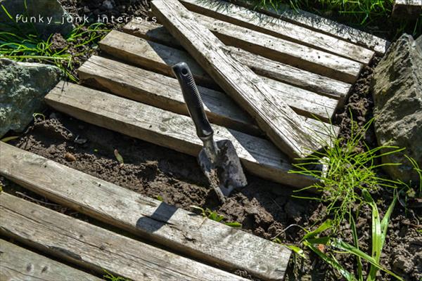  pallets one after another to have your pallet garden walkway and path