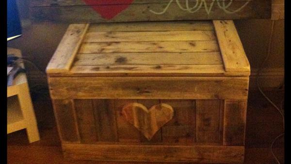 DIY Pallet Chest