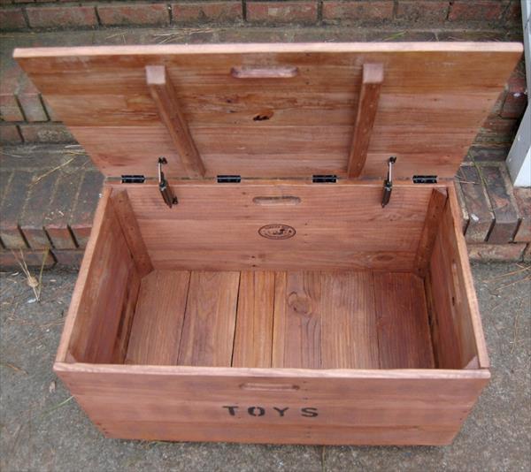 toy chest out of pallets