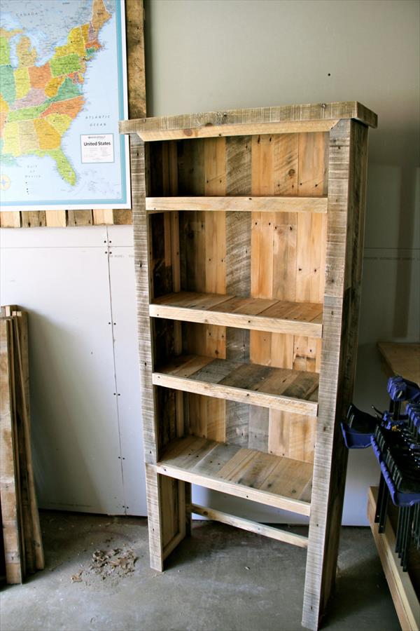 DIY Recycled Pallet Bookcase | Pallet Furniture Plans