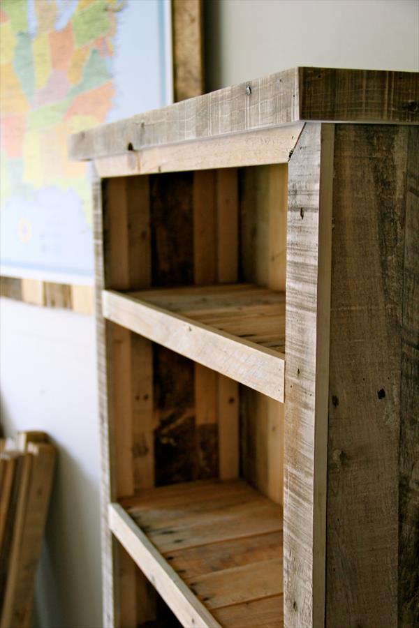 DIY Recycled Pallet Bookcase | Pallet Furniture Plans