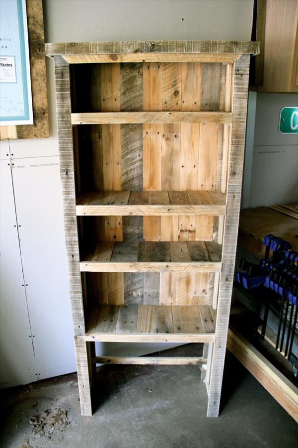 DIY Reclaimed Pallet Wood Bookcase
