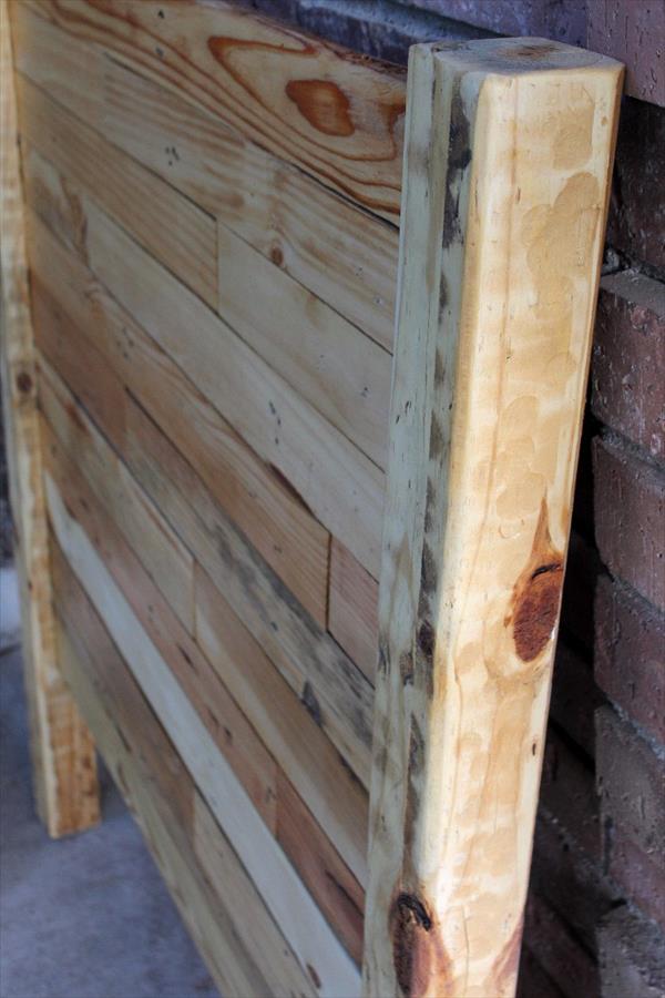 DIY Pallet Headboard - Natural Look | Pallet Furniture Plans