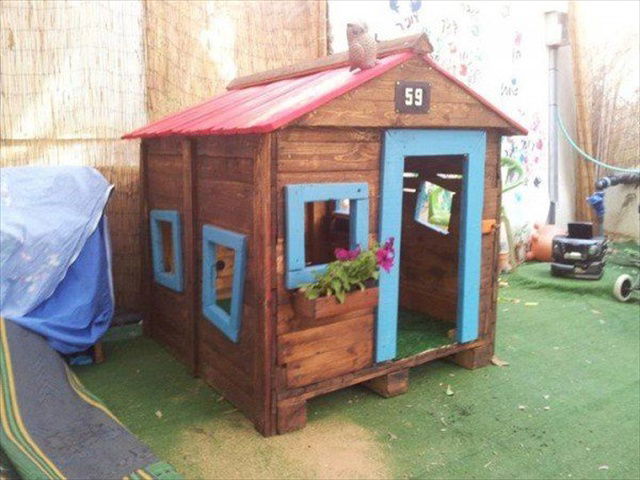 Pallet cheap wood playhouse