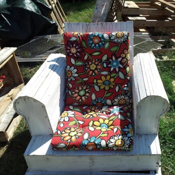 31 DIY Pallet Chair Ideas | Pallet Furniture Plans