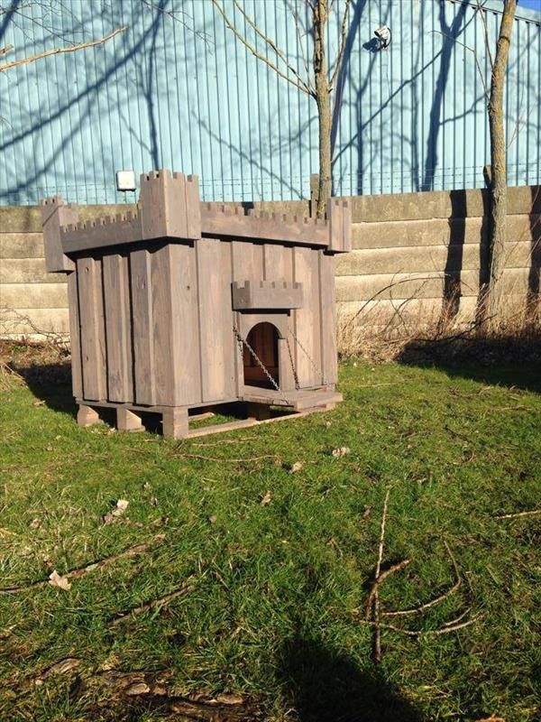 reclaimed pallet dog house