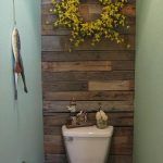 DIY Wood Pallet Bathroom wALL