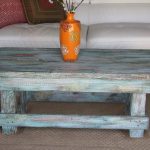 no-cost distressed pallet coffee table