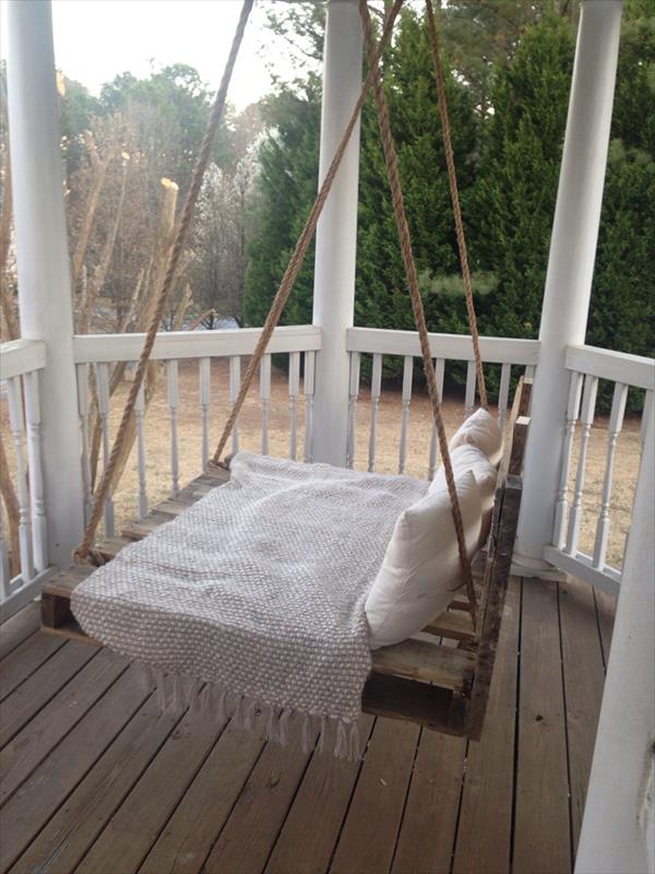 DIY Pallet Bed Porch Swing | Pallet Furniture Plans