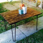 recycled pallet side table with hairpin legs